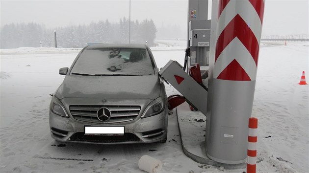 ofr octavie na Beneovsku nezvldl jzdu po snhu v prostoru benzinky a skonil v prodejn. Porazil pi tom i odpadkov ko, kter pokodil vedle stojc mercedes (23. ledna 2016).