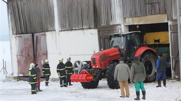 Hasii pomhali likvidovat nsledky pdu stechy vepna v obci Rosika na rsku (24. ledna 2016).