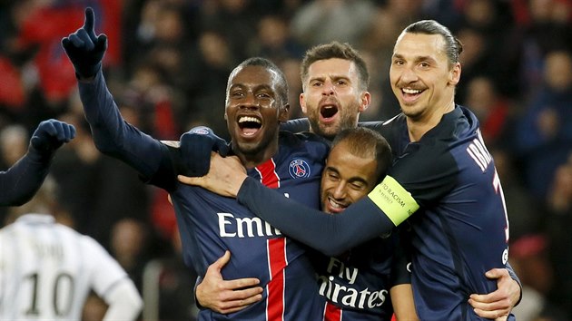 PA͎SK RADOST  Blaise Matuidi (zleva), Lucas, Thiago Motta a Zlatan Ibrahimovic z Paris St. Germain slav gl.