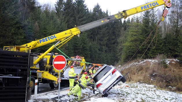 Maarsk kamion pevejc est novch mercedes se pevrtil na dlnici D1 u Jihlavy. (26. ledna 2016)