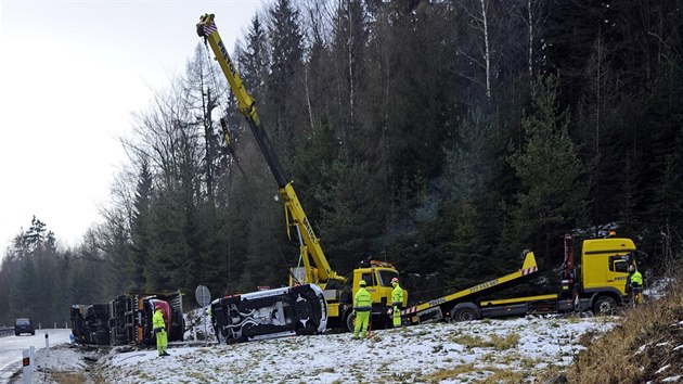 Maarsk kamion pevejc est novch mercedes se pevrtil na dlnici D1 u Jihlavy. (26. ledna 2016)