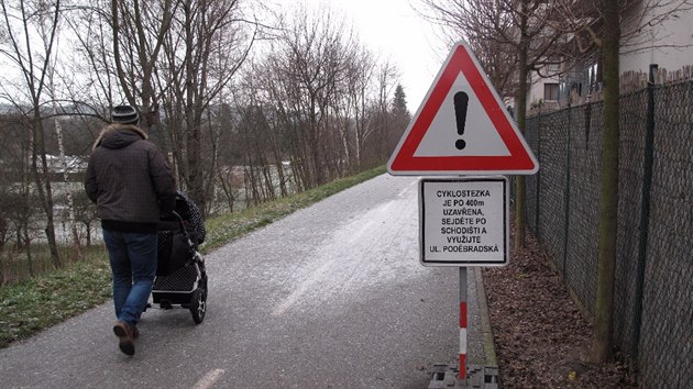 Cyklostezku ve Vysoanech obsadili do dubna stavai (21.1.2016).