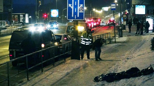 idi srazil chodce a z msta nehody ujel. Ptr po nm policie (22.1.2016).