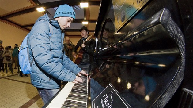 Na hlavnm ndra v Plzni si lid mohou pi ekn na vlak zahrt na piano. (19. ledna 2016)