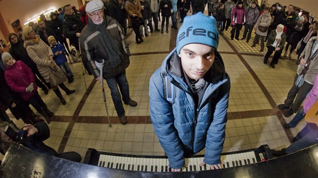Na hlavnm ndra v Plzni si lid mohou pi ekn na vlak zahrt na piano. (19. ledna 2016)