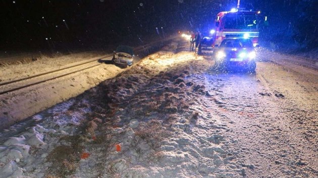 Auto dostalo na zasnen a pimrzl silnici smyk a sjelo do kolejit.