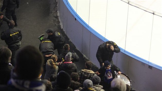 Brnnt chuligni se porvali i s ochrankou. Policist snmek mysln rozostili.