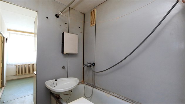 Umakartov jdro a miniaturn koupelna - typick nevar starch panelovch dom.