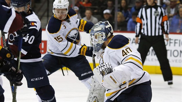 Brank Robin Lehner z Buffala likviduje anci  Alexe Tanguaye z Colorada.