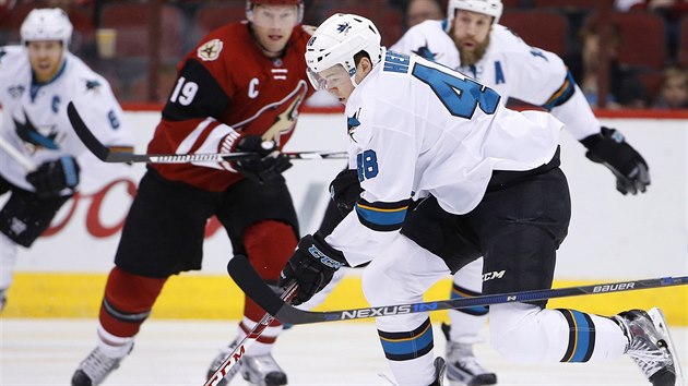 Tom Hertl ze San Jose pronik obranou Arizony. Sleduje ho Shane Doan.