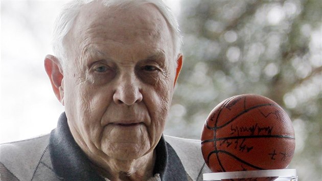 Bývalý famózní basketbalista Ivo Mrázek oslavil v týdnu devadesáté narozeniny....