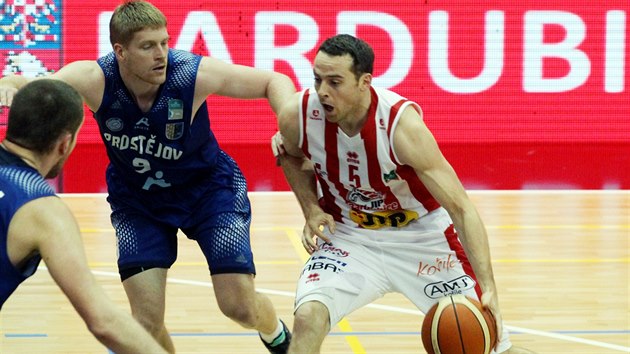 Momentka z duelu basketbalist Pardubic (v pruhovanm) a Prostjova.