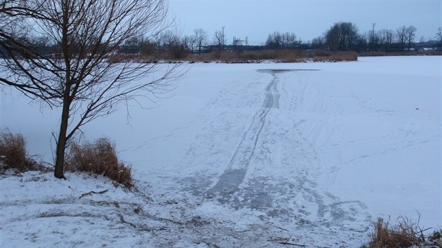 Na Poernickm rybnce se pod muem prolomil led (20.1.2015)