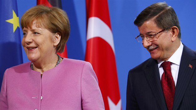 Tureck premir Ahmet Davutoglu a nmeck kanclka Angela Merkelov pi spolen tiskov konferenci v Berln. (22. 1. 2016)