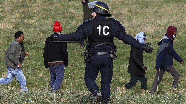 Policie v Calais rozhn migranty (24. ledna 2016).