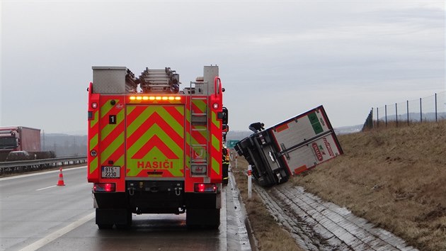 Polsk kamion s masem skonil ve tvrtek rno v pkopu na dlnici D1 u Suchdolu nad Odrou.