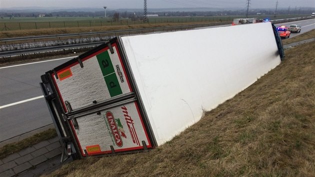 Polsk kamion s masem skonil ve tvrtek rno v pkopu na dlnici D1 u Suchdolu nad Odrou.