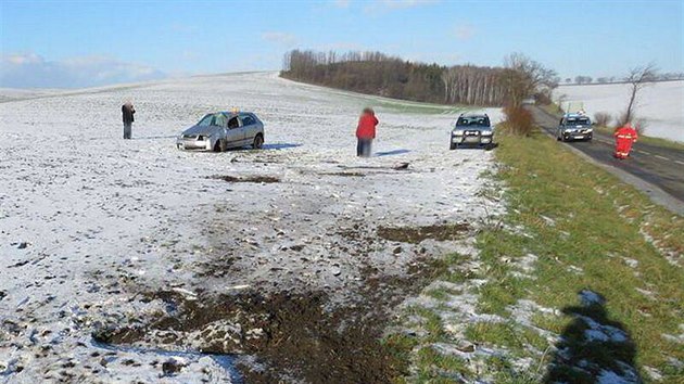 estadvacetilet idika pi prjezdu zatkou u Dobromilic na Prostjovsku nepizpsobila rychlost jzdy a po najet koly do vrstvy snhu u okraje silnice dostala smyk. Vz pot skonil na poli, kde se pevrtil pes stechu.