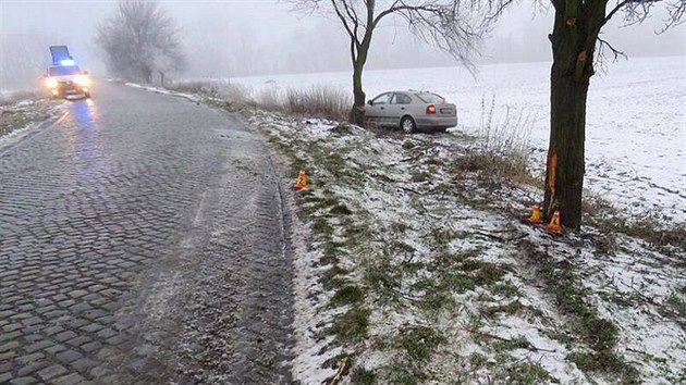 Dvaaticetilet idi dostal pobl Bedihot na Prostjovsku smyk na namrzl silnici. Vz pot bokem narazil do stromu a skonil na poli.