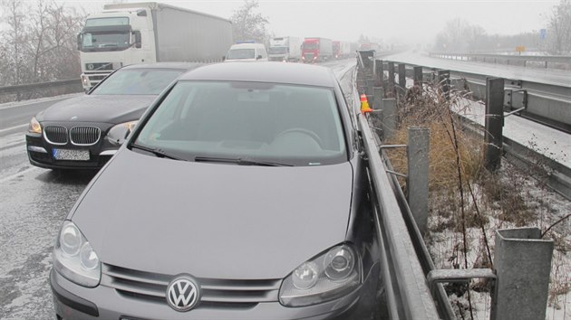 Na dlnici D46 u Prostjova havarovaly na kluzk silnici dv destky aut, klov tah byl na zhruba ti hodiny uzaven.