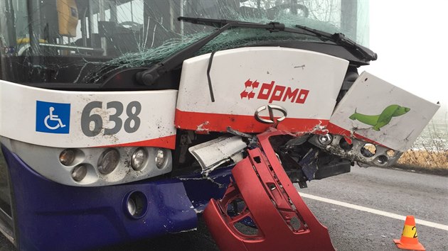Na kraji Olomouce se srazil autobus mstsk hromadn dopravy a dv osobn auta. Pi nehod se zranili ti lid, z toho jeden tce.