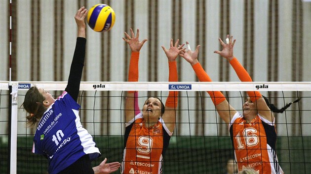 Katarina Dudov (9) a Veronika Zvodn (16) z Olomouce se sna blokovat Flore Gravesteijnovou z Paris Saint Cloud.