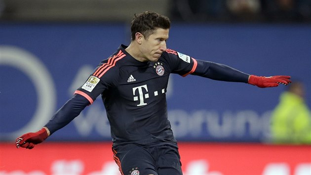 Robert Lewandowski z Bayernu Mnichov promuje penaltu v utkn s Hamburkem.