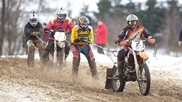 Momentka z mistrovstv R v motoskijringu. Prvn zvod se konal v jihoeskch Chotinch u Chnova.