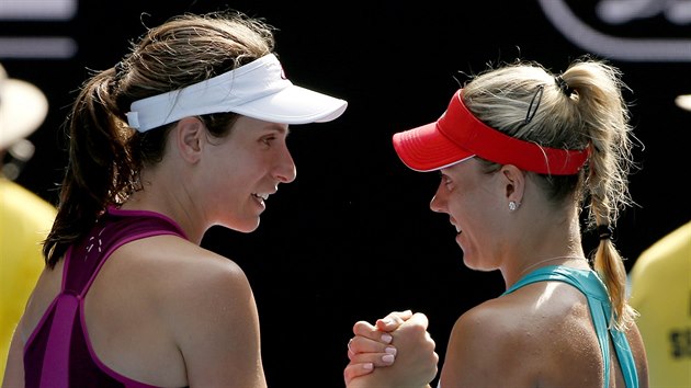 Angelique Kerberov (vpravo) prola do finle Australian Open, blahopeje j soupeka Johanna Kontaov.