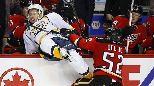 Brandon Bollig z Calgary poslal pes mantinel Pettera Granberga z Nashvillu.