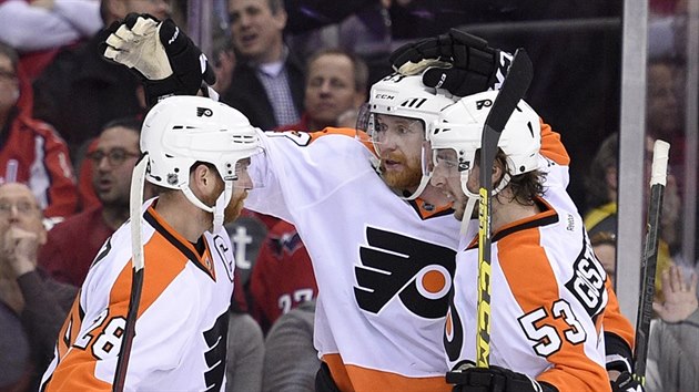 Claude Giroux, Jakub Vorek a Shayne Gostisbehere (zleva) oslavuj gl Philadelphie.