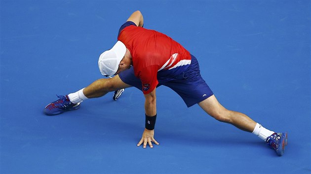PROTAEN. Lleyton Hewitt zstal po jedn z vmn v utkn s Davidem Ferrerem v takka gymnastick pze.