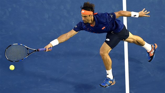 TO STIHNU. David Ferrer se natahuje po forhendovm voleji v utkn s Lleytonem Hewittem.