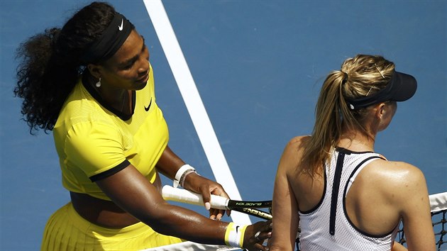 DKY ZA HRU. Serena Williamsov utuje u st poraenou Marii arapovovou.