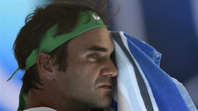 ODPOINEK. Roger Federer pi vmn stran v utkn s Tomem Berdychem.