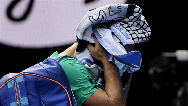 ODCHOD ZE SCNY. Tom Berdych opout Laverovu arnu pot, co prohrl ve tvrtfinle Australian Open s Rogerem Federerem.