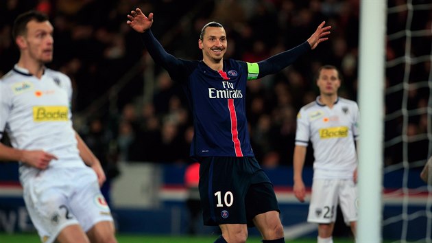 Zlatan Ibrahimovi (v modrm) a jeho radost v duelu Paris St. Germain vs. Angers