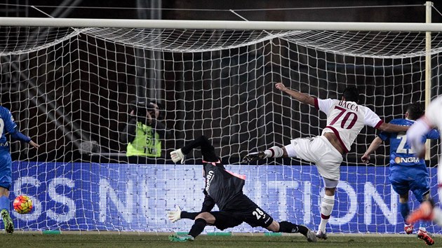 Carlos Bacca (druh zprava) z AC Miln stl gl do st Empoli.