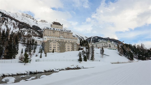 Nkter hotely vypadaj jako zmky - na fotografii je Hotel Schloss Pontresina