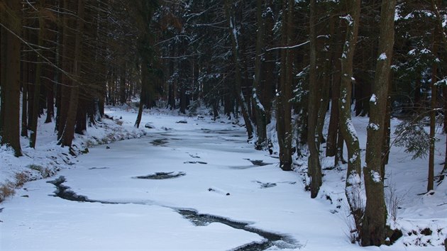 dolm Doubravy byla mezi Blkem a Chotbo vybudovna turistick cesta znaen ervenou znakou.