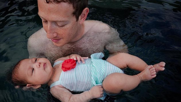 Mark Zuckerberg a jeho dcera Max na prvn lekci plavn (24. ledna 2016)