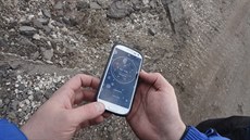 Mogamed Torijev zkoumá kráter po dlostelecké palb nedaleko vsi Luhanskoje...