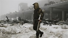 Bojovník Doněcké lidové republiky v troskách doněckého letiště (12. ledna 2016). Bojovník Doněcké lidové republiky v troskách doněckého letiště (12. ledna 2016).