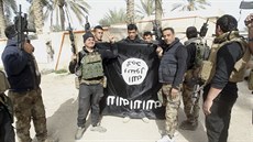 Irácké jednotky se v dobytém Ramadí chlubí ukoistnou vlajkou Islámského státu...