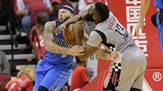 Deron Williams (vlevo) z Dallasu v tvrdém souboji s Jamesem Hardenem z Houstonu. Deron Williams (vlevo) z Dallasu v tvrdém souboji s Jamesem Hardenem z Houstonu.