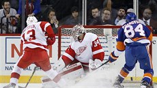 Michail Grabovskij z NY Islanders překonává Petra Mrázka v brance Detoitu.... Michail Grabovskij z NY Islanders překonává Petra Mrázka v brance Detoitu....
