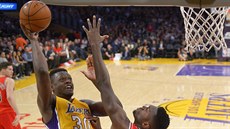 Julius Randle z Los Angeles zakonuje, brání ho Bobby Portis z Chicaga.