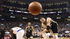Jonas Valančiunas z Toronta sleduje míč. Jonas Valančiunas z Toronta sleduje míč.