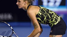 eská tenistka Karolína Plíková se soustedí na return v utkání 2. kola...