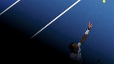 eský tenista Luká Rosol podává v utkání 3. kola Australian Open.